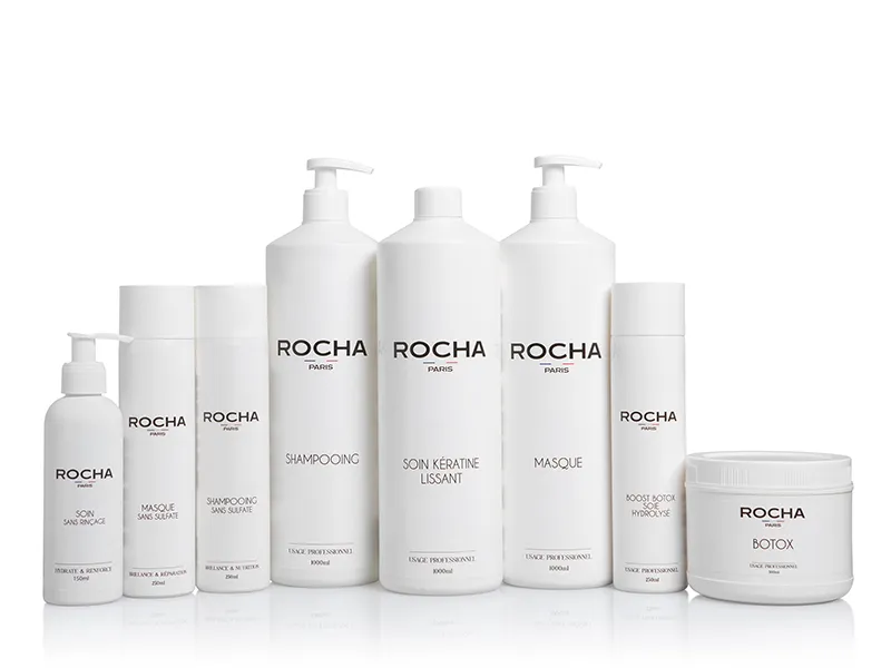 Gamme de produits cosmétiques blancs alignés sur fond blanc