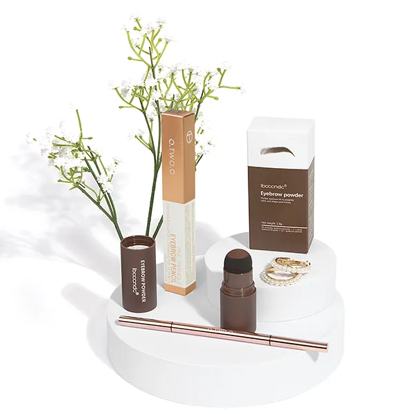 Mise en scène de produits de maquillage sur un podium blanc avec des fleurs