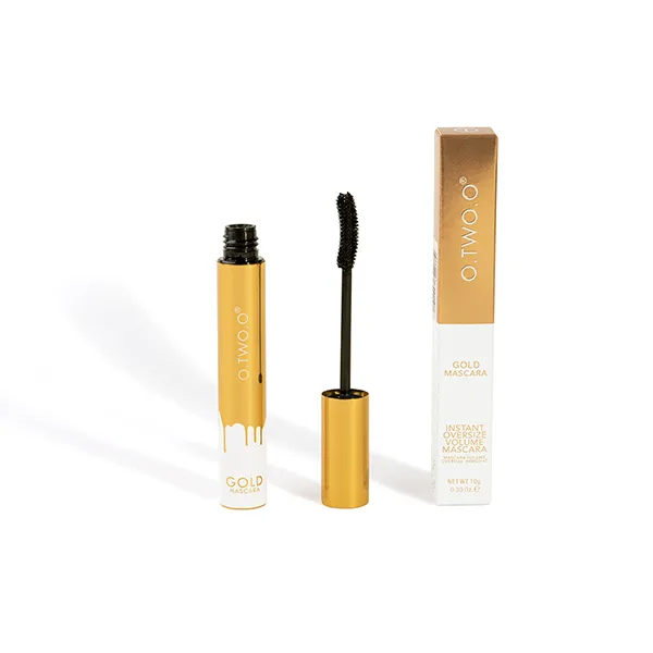 Packshot d’un mascara doré et de son étui sur fond blanc