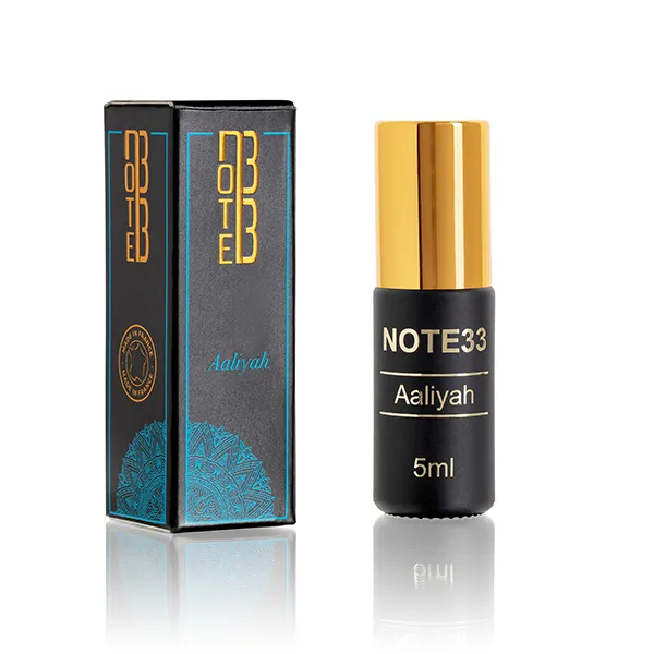Packshot d’un flacon de parfum doré posé à côté de son étui