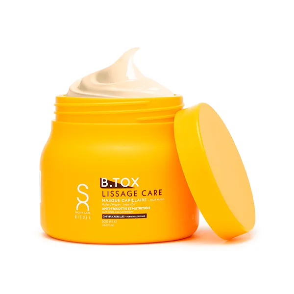 Pot de crème jaune ouvert montrant la texture du produit